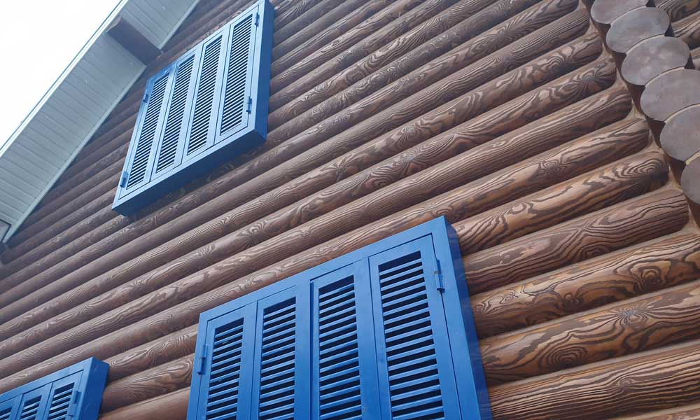 Стены деревянного дома после покраски